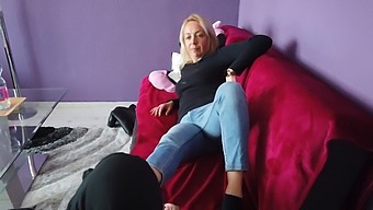 Amateur Foot Fetish Video Featuring A Blonde Woman'S Feet